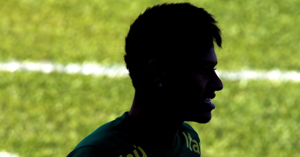 11.jun.2013 - Neymar sorri durante treino da seleção brasileira em Goiânia