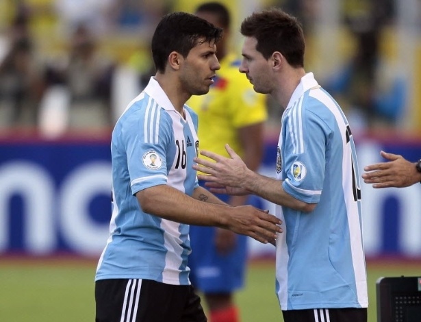 11.jun.2013 - Sergio Aguero e Lionel Messi se cumprimentam após substituição na equipe da Argentina em partida contra o Equador pelas Eliminatórias para a Copa de 2014