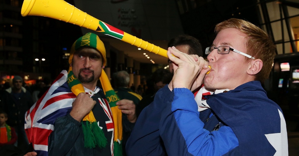 11.jun.2013 - Torcedor da Austrália sopra vuvuzela antes da partida contra a Jordânia pelas eliminatórias asiáticas para a Copa do Mundo-2014