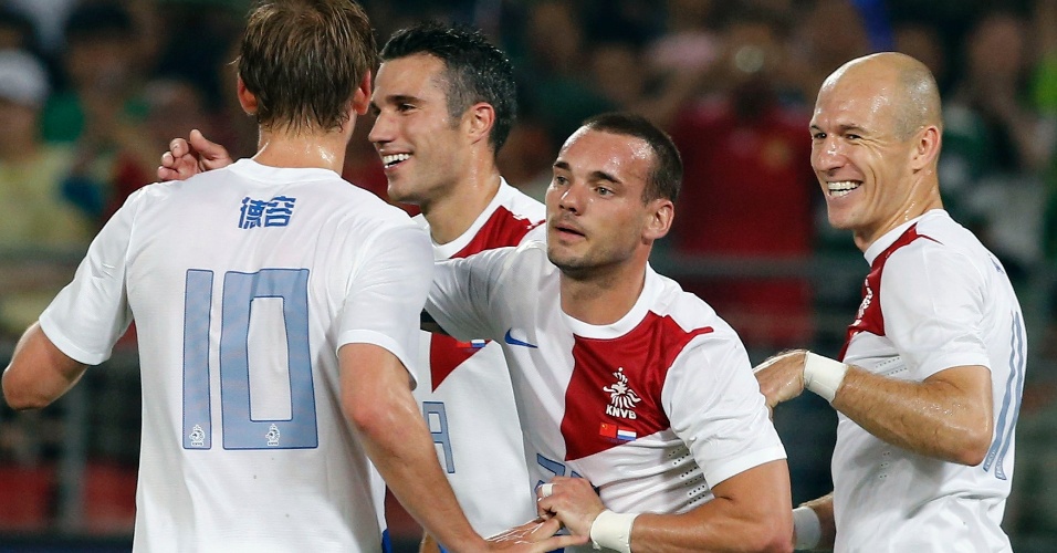 11.jun.2013 - Wesley Sneijder é cumprimentado por companheiros da Holanda após marcar o segundo gol sobre a China