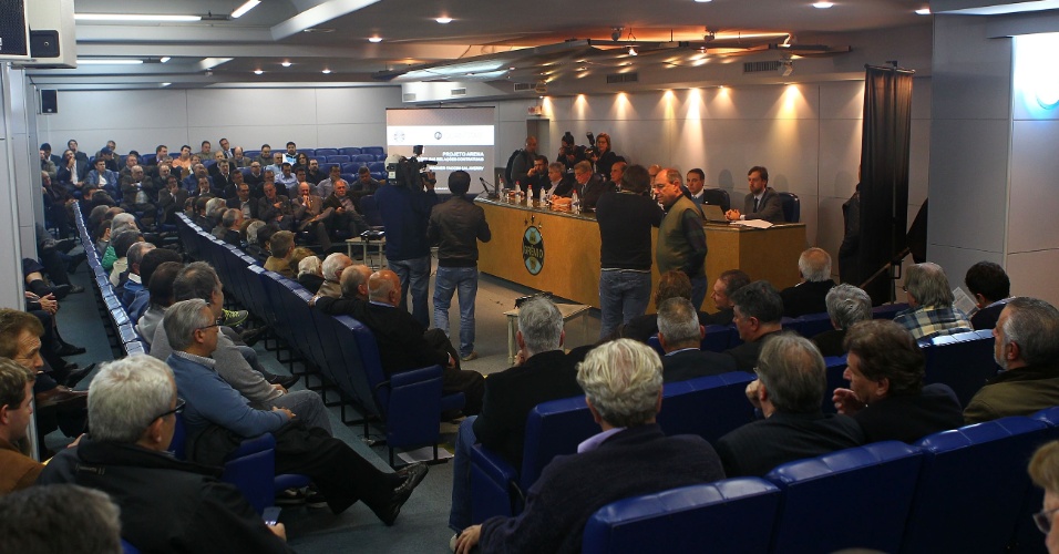 Conselho Deliberativo do Grêmio reunido para apreciar novo contrato da Arena