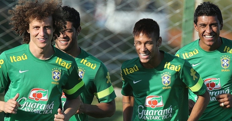 David Luiz, Hulk, Neymar e Paulinho se divertem durante treinamento da seleção brasileira em Goiânia, nesta terça-feira