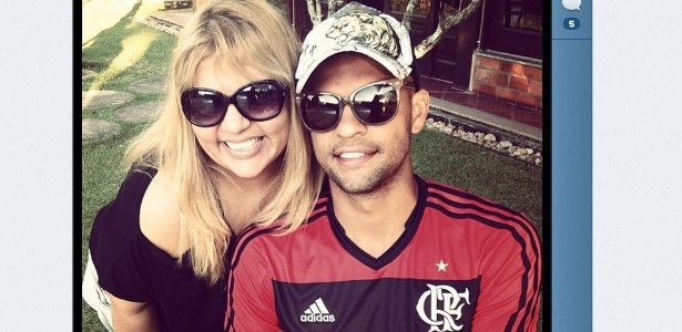 Felipe Melo posa com a nova camisa do Flamengo ao lado de amiga - Reprodução/Instagram