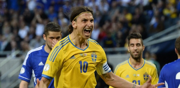 Ibrahimovic comemora após marcar o segundo gol da Suécia na vitória sobre Ilhas Faroe