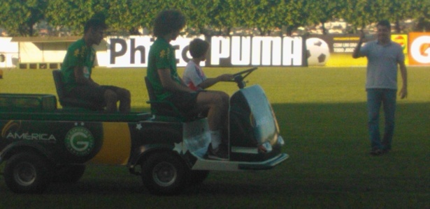 Neymar e David Luiz pegam carona no carrinho com neto de dirigente do Goiás 