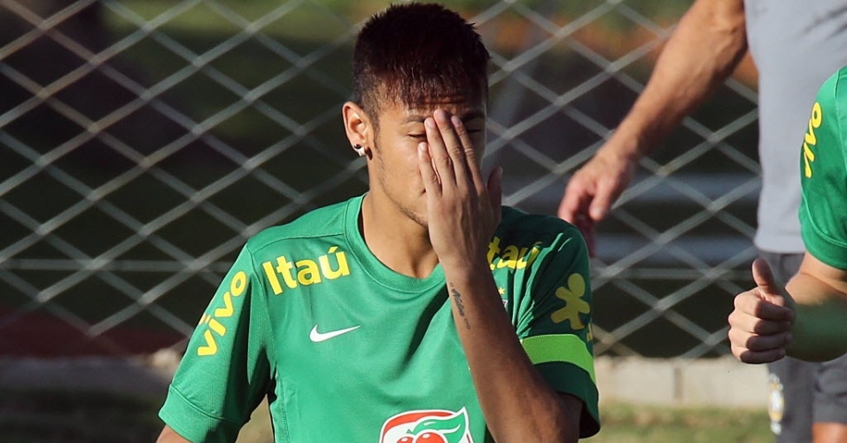 Neymar participa de treinamento da seleção brasileira nesta terça-feira em Goiânia