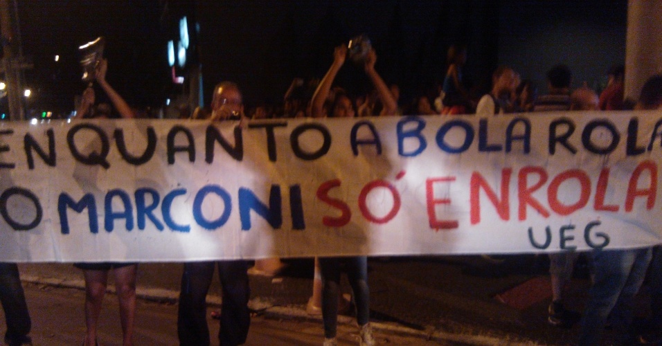 Protesto em frente ao hotel da seleção brasileira contra Marconi