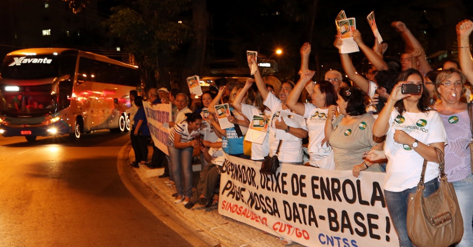 Protesto em frente ao hotel da seleção brasileira contra Marconi Perillo, governador de Goiás