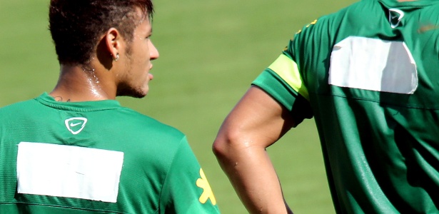 Neymar treina com remendo na camisa cobrindo antigo patrocinador