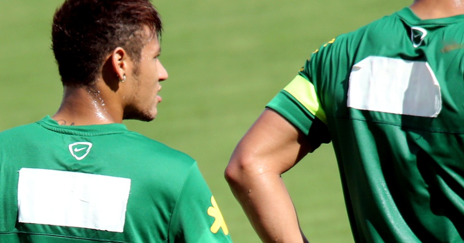 12.jun.2013 - A seleção brasileira treinou com remendos na camisa para tampar patrocínio da Seara