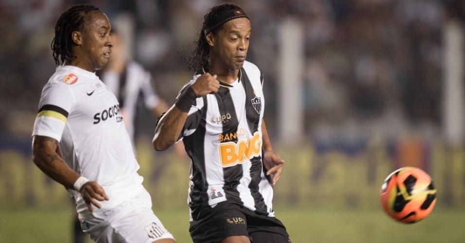 12.jun.2013 - Arouca faz a marcação em cima de Ronaldinho Gaúcho no duelo entre Santos e Atlético-MG pelo Campeonato Brasileiro - Ricardo Nogueira/Folhapress