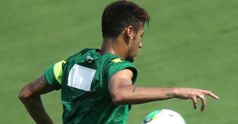 12.jun.2013 - Com camisa com remendo cobrindo ex-patrocinador, Neymar treina com a seleção em Goiânia