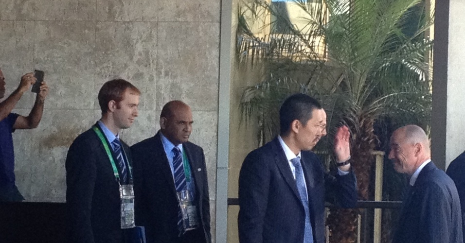 12.jun.2013 - Forte esquema de segurança marca a chegada de seleção japonesa a Brasília