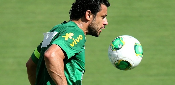 Atacante Fred domina bola durante o último treino da seleção brasileira em Goiânia