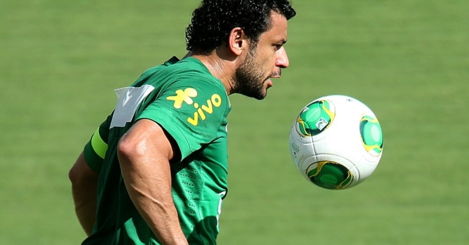 12.jun.2013 - Fred domina bola durante o último treino da seleção em Goiânia