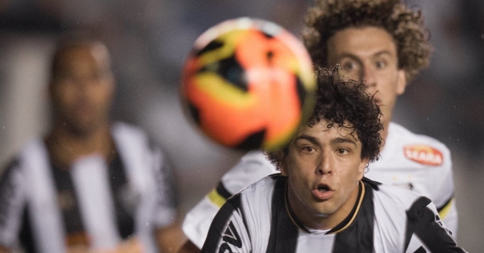 12.jun.2013 - Luan, do Atlético-MG, tenta fugir da marcação de Galhardo na partida entre Santos e Atlético-MG pelo Campeonato Brasileiro - Ricardo Nogueira/Folhapress