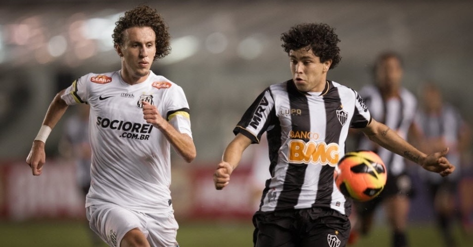 12.jun.2013 - Luan, do Atlético-MG, tenta fugir da marcação de Galhardo na partida entre Santos e Atlético-MG pelo Campeonato Brasileiro - Ricardo Nogueira/Folhapress