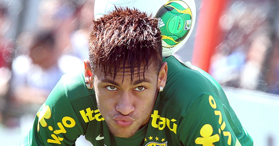 12.jun.2013 - Neymar faz bico enquanto faz graça com a bola durante o treino da seleção brasileira em Goiânia nesta quarta