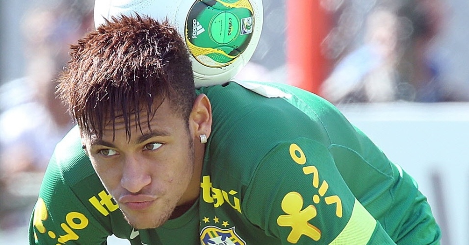 12.jun.2013 - Neymar faz graça com a bola durante o treino da seleção nesta quarta em Goiânia
