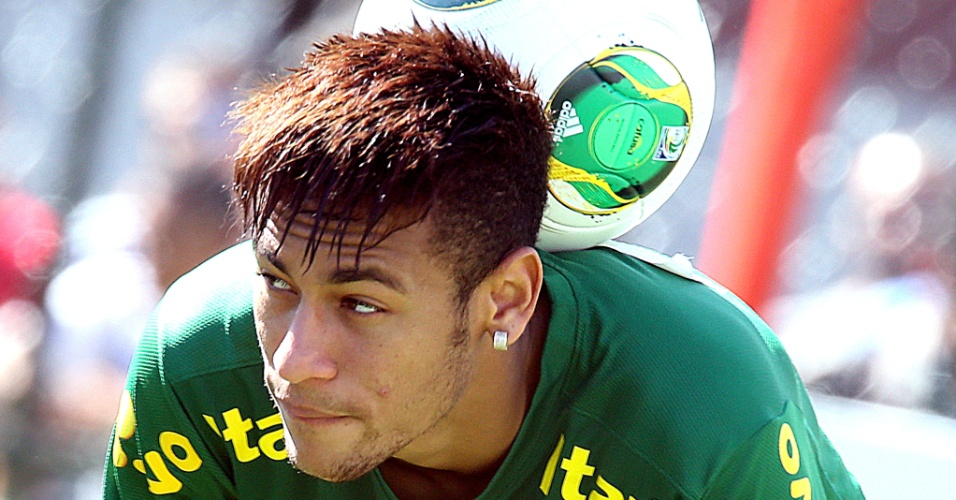 12.jun.2013 - Neymar faz malabarismo com a bola durante o treino desta quarta-feira da seleção brasileira em Goiânia
