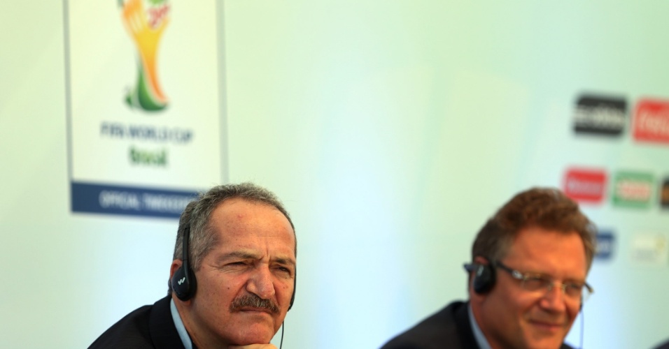 12.jun.2013 - O ministro do Esporte, Aldo Rebelo, e o secretário-geral da Fifa, Jerome Valcke, participam de evento em Copacabana que marca um ano para o início da Copa do Mundo de 2014