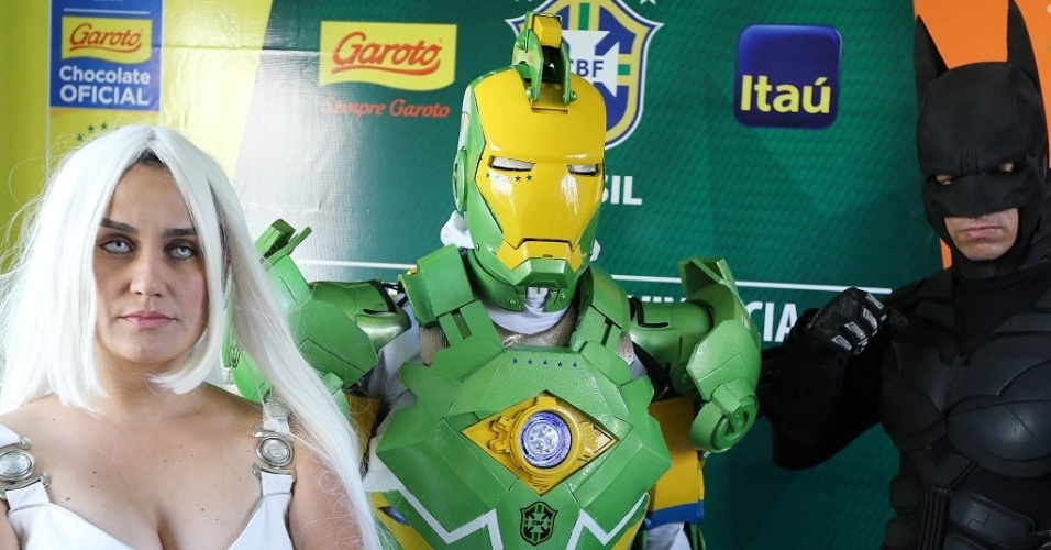 12.jun.2013 - O torcedor Marcelo Lima vestiu uma fantasia de Homem de Ferro e ganhou autógrafo de Neymar no capacete