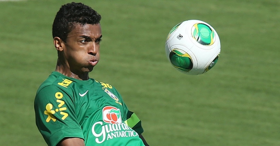 12.jun.2013 - O volante Luiz Gustavo tenta domínio de bola no treino da seleção em Goiânia