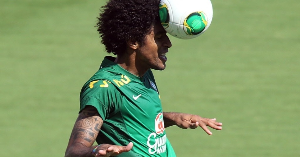 12.jun.2013 - O zagueiro Dante cabeceia a bola durante treino da seleção em Goiânia
