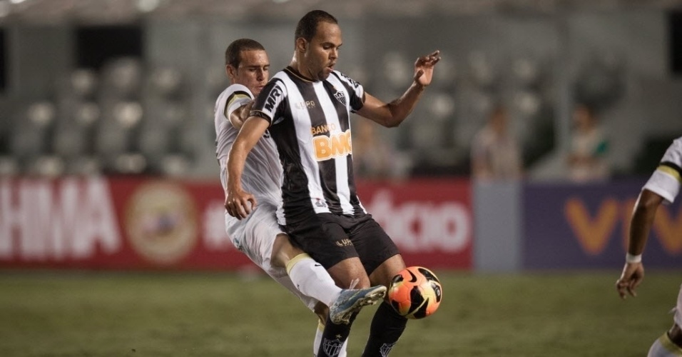 12.jun.2013 - Pedro Castro consegue roubar a Bola de Alecsandro na partida entre Santos e Atlético-MG pelo Brasileirão - Ricardo Nogueira/Folhapress