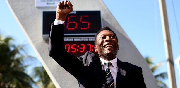Pelé participa da inauguração de um relógio que fará contagem regressiva para o início da Copa-2014