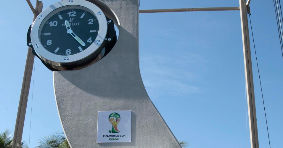 12.jun.2013 - Pelé participa de inauguração de relógio com contagem regressiva para a Copa do Mundo de 2014