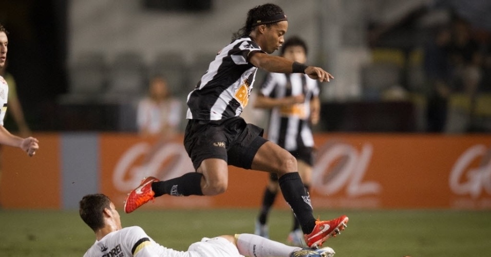 12.jun.2013 - Ronaldinho Gaúcho atrai atenç]ão dos marcadores do Santos na partida entre Santos e Atlético-MG - Ricardo Nogueira/Folhapress