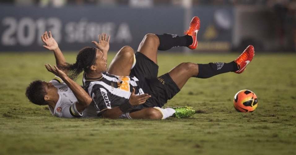12.jun.2013 - Ronaldinho Gaúcho sofre forte marcação dos adversários na partida entre Santos e Atlético-MG pelo Campeonato Brasileiro - Ricardo Nogueira/Folhapress