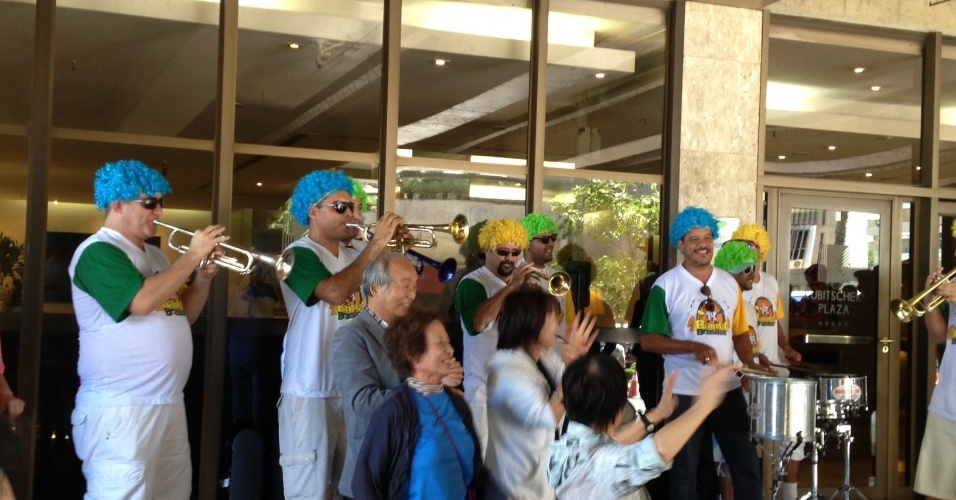 12.jun.2013 - Torcedores, curiosos e jornalistas aguardam a chegada da seleção japonesa ao hotel onde ficará o time em Brasília para a abertura da Copa das Confederações, contra o Brasil no sábado (15)
