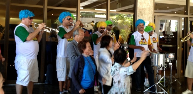 Torcedores japoneses fazem a festa em frente a hotel onde está hospedada a seleção do Japão em Brasília