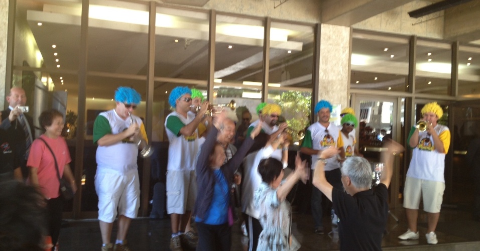12.jun.2013 - Torcedores japoneses foram até a portal do hotel incentivar jogadores da seleção do país