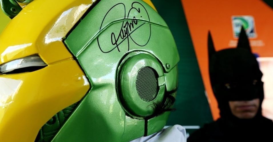 12.jun.2013 - Um "Neymar de Ferro" - modelo da armadura do Homem de Ferro pintado de verde amarelo e azul - foi levado ao treino do Brasil nesta quarta