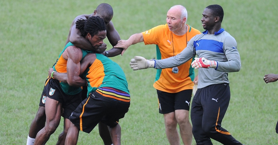 Gossio Gossio (à esq) e Abdul Razak (de costas) brigam durante treino da seleção da Costa do Marfim que se prepara para jogar pelas eliminatórias africanas no domingo