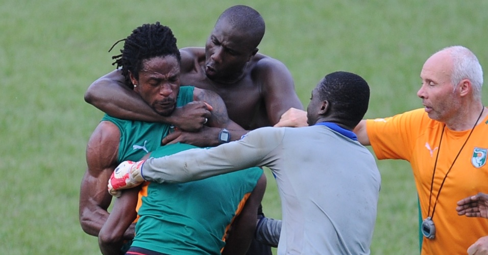 Gossio Gossio (à esq) e Abdul Razak (de costas) brigam durante treino da seleção da Costa do Marfim que se prepara para jogar pelas eliminatórias africanas no domingo
