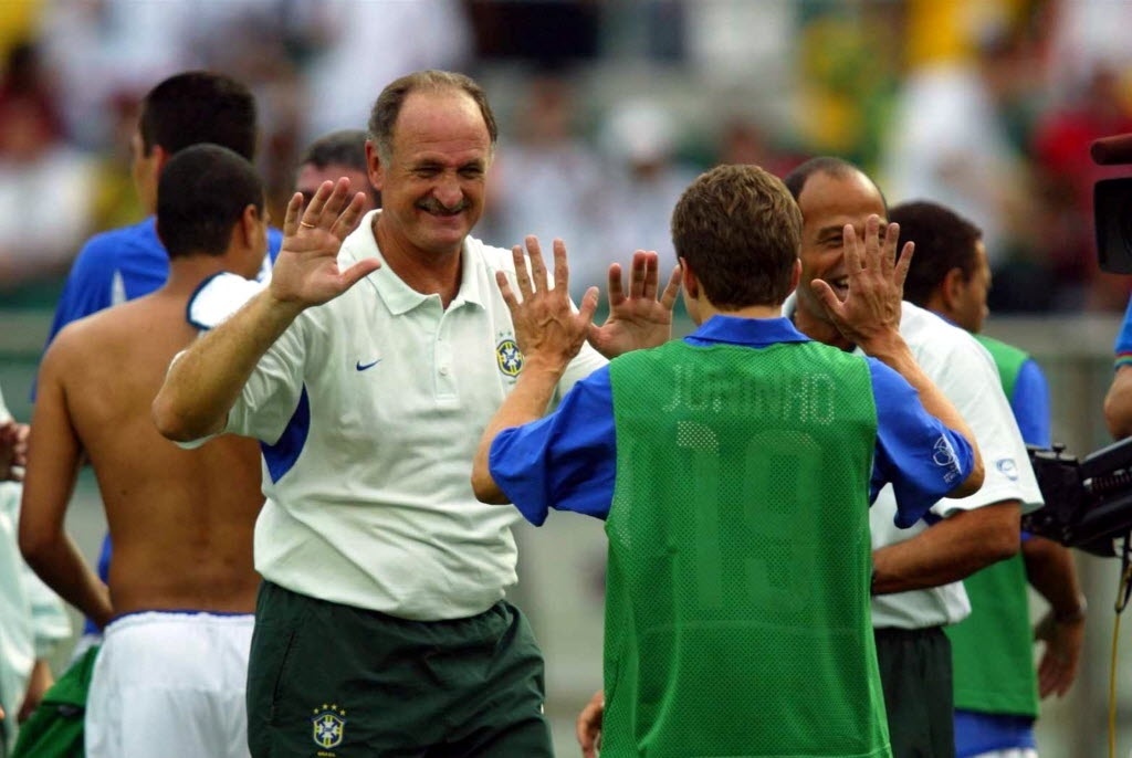 Juninho comemora gol com Scolari na Copa de 2002