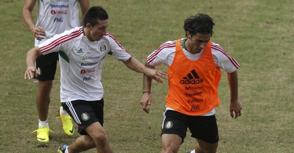 13.jun.2013 - A seleção mexicana treinou no estádio São Januário, no Rio de Janeiro, nesta quinta-feira. Na foto, Aldo De Nigris (d) e Jorge Torres disputam a bola