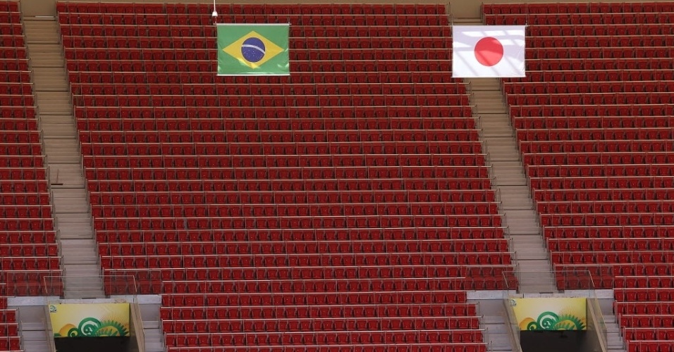 13.jun.2013 - Bandeiras de Brasil e Japão, seleções que farão o primeiro jogo da Copa das Confederações no sábado, são exibidas no estádio Mané Garrincha, em Brasília, nesta quinta-feira