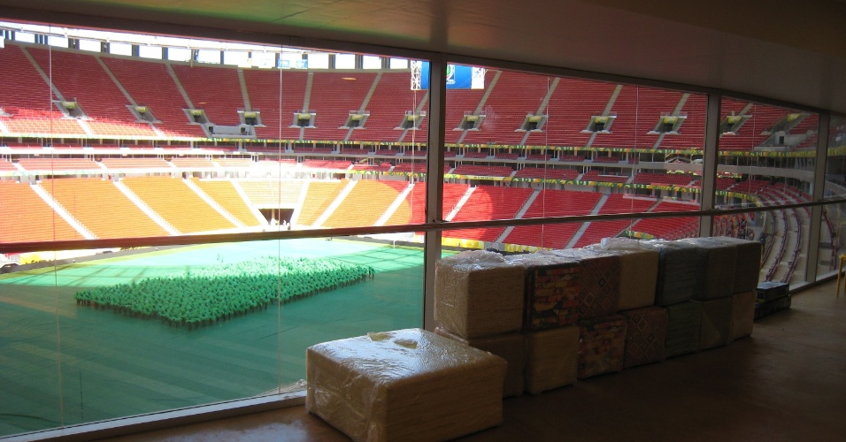13.jun.2013 - Camarotes do Estádio Nacional Mané Garrincha têm sua montagem finalizada nesta quinta-feira