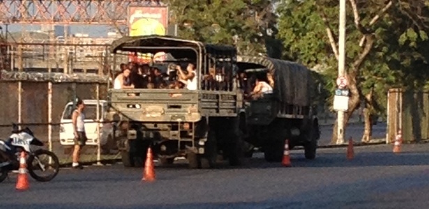 Caminhão do exército que ajudou a montar as grades em volta do Maracanã 