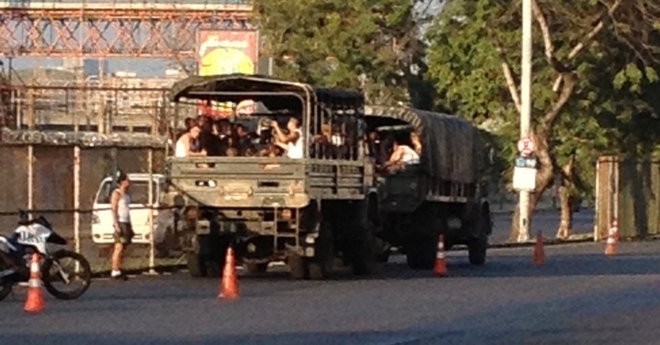 13.jun.2013 - Caminhão do exército que ajudou a montar as grades em volta do Maracanã 