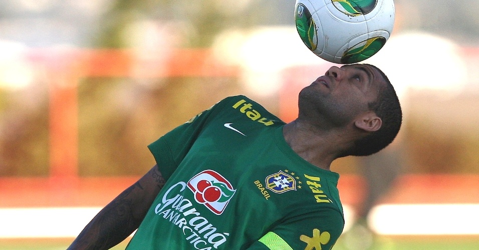 13.jun.2013 - Daniel Alves faz embaixadinhas com a bola durante treino da seleção brasileira, nesta quinta-feira, em Brasília