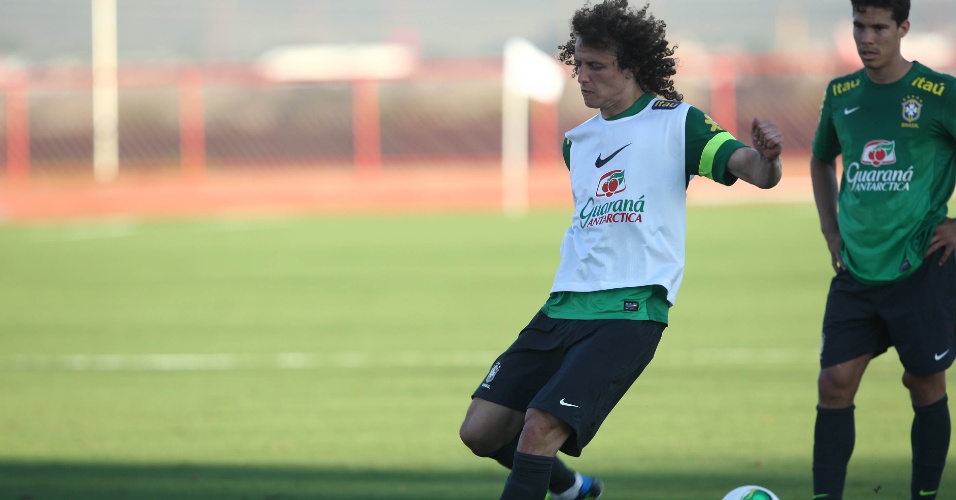 13.jun.2013 - David Luiz participa de treinamento da seleção brasileira nesta quinta-feira