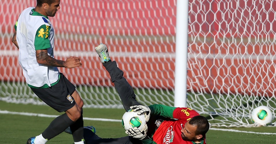 13.jun.2013 - Diego Cavaliei, goleiro do Fluminense, faz a defesa durante treinamento da seleção brasileira nesta quinta-feira, em Brasília