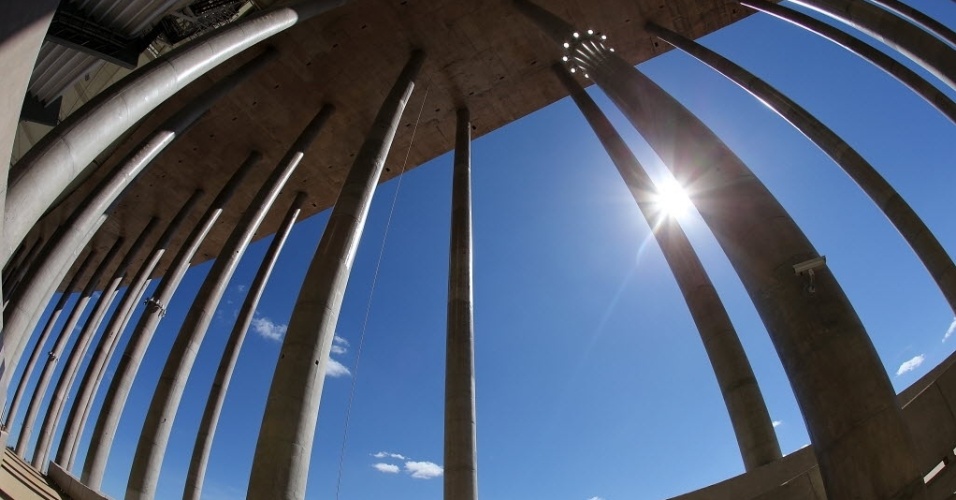 13.jun.2013 - Estádio Mané Garrincha, em Brasília, está pronto para receber a cerimônia de abertura da Copa das Confederações, neste sábado