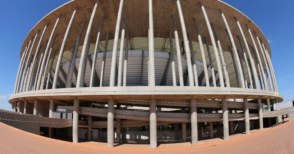 13.jun.2013 - Estádio Mané Garrincha, em Brasília, está pronto para receber a cerimônia de abertura da Copa das Confederações, neste sábado